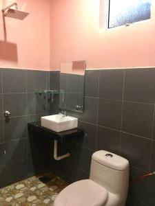 瓜拉立卑Aish Homestay的浴室配有白色卫生间和盥洗盆。