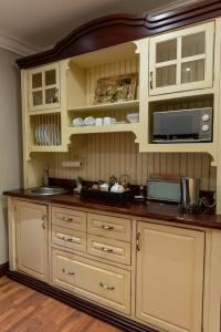 克拉伦斯Andes Clarens Guesthouse的厨房配有白色橱柜和台面