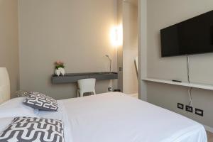 阿格里真托Deluxe apartment Milia Agrigento的卧室配有白色的床和平面电视。