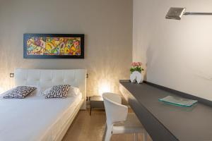 阿格里真托Deluxe apartment Milia Agrigento的卧室配有白色的床和桌椅