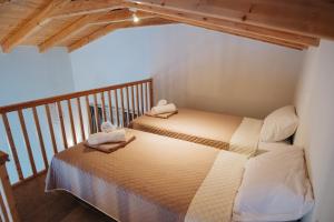 雷夫卡达镇Villa di Vino的一间卧室,配有两张床
