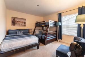 拉斯维加斯Stylish, Cozy 2BR,2BA Condo near Rio, Vegas Luxury的一间卧室配有双层床和沙发