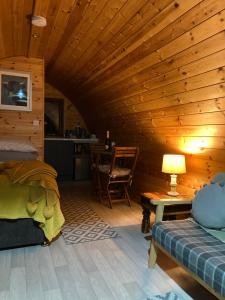 DunanSunset POD的卧室设有木制天花板、一张床和一把椅子