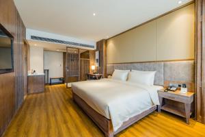 大理大理古城亚朵酒店的酒店客房设有一张大床和一台电视。