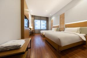 大理大理古城亚朵酒店的酒店客房设有两张床和窗户。