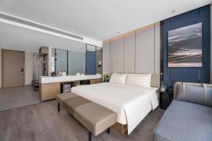 克拉玛依克拉玛依亚朵酒店的一间带白色大床的卧室和一间浴室