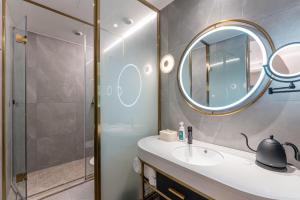 上海上海徐家汇交大轻居酒店的一间带水槽和镜子的浴室