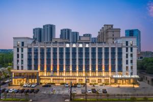杭州杭州新天地中大银泰亚朵酒店的停车场内停放汽车的大型建筑