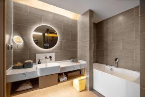 西宁西宁海湖新区国投广场亚朵S酒店的浴室设有2个水槽和镜子
