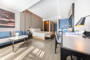 珠海金湾高栏港亚朵酒店的酒店客房设有一张沙发和一张床