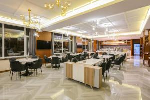哈尔滨哈尔滨松北冰雪大世界亚朵酒店的一间在房间内配有桌椅的餐厅