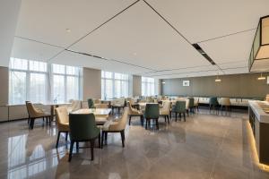 杭州杭州新天地中大银泰亚朵酒店的用餐室设有桌椅和窗户。