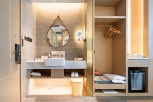 深圳深圳南山深圳湾亚朵轻居酒店的一间带水槽和镜子的浴室