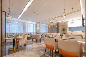 绍兴绍兴柯桥亚朵酒店的用餐室设有桌椅和窗户。
