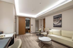 晋江泉州晋江阳光广场亚朵酒店的客厅配有沙发和桌子