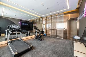 成都成都双楠武侯大道地铁站亚朵X酒店的一间设有跑步机和电视的健身房