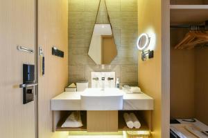 北京北京望京798艺术区亚朵酒店的浴室设有白色水槽和镜子