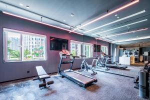 青岛青岛崂山区石老人海水浴场亚朵酒店的一间健身房,内设几件运动器材,位于带窗户的房间