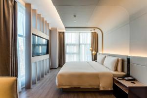 北京北京上地清河高铁站亚朵S酒店的酒店客房设有床和窗户。