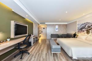 滨海新区天津滨海一大街亚朵酒店的酒店客房设有一张大床和一台电视机。