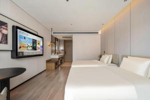 舟山舟山普陀半升洞码头亚朵酒店的一间酒店客房,配有一张大床和一台平面电视