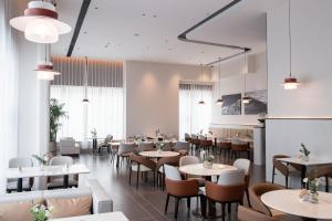 宁波宁波舟宿夜江亚朵S酒店的餐厅设有桌椅和窗户。