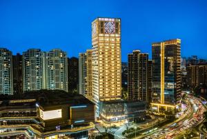 宁波宁波舟宿夜江亚朵S酒店的一座高大的建筑,在城市里有一个钟楼