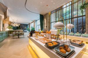 重庆重庆天地网易云音乐亚朵酒店的在酒店享用自助餐,并在柜台上用餐