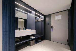 武汉武汉江滩江汉路步行街轻居酒店的一间带水槽和镜子的浴室