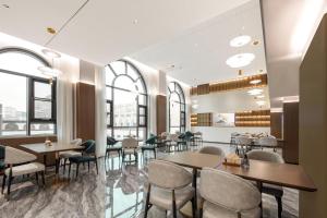 晋江泉州晋江阳光广场亚朵酒店的餐厅设有桌椅和窗户。