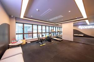 肇庆肇庆七星岩亚朵酒店的健身房,带跑步机的健身房