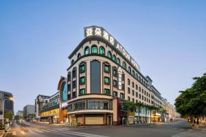 晋江泉州晋江阳光广场亚朵酒店的一条街道上的大型建筑