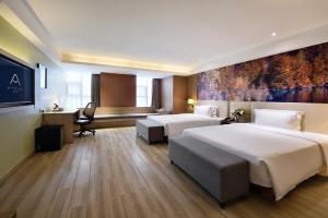成都成都领馆区人民南路亚朵酒店的酒店客房配有两张床和一张书桌