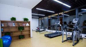 厦门厦门集美大学亚朵酒店的一间健身房,里面设有跑步机和椭圆机