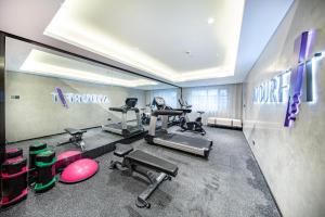 杭州杭州武林广场保俶路亚朵酒店的健身房,配有跑步机和健身器材