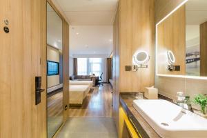 合肥合肥南站滨湖会展中心亚朵酒店的一间带水槽的浴室和一间客厅