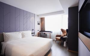 广州广州天河太古汇亚朵S酒店的酒店客房,配有床和电视