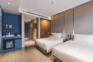 上海上海浦东金桥亚朵酒店的酒店客房带两张床和一间浴室
