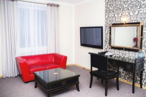 华沙姆鲁福卡会议中心公寓式酒店的客厅配有红色沙发和红色椅子