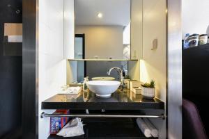 大兴北京亦庄荣京西街亚朵酒店的一个带碗水槽的柜台浴室