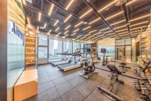 宁波宁波舟宿夜江亚朵S酒店的一间健身房,里面配有数台跑步机和机器