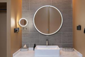 昆明昆明长水国际机场亚朵酒店的浴室设有水槽和墙上的镜子