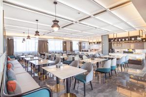 珠海金湾高栏港亚朵酒店的用餐室配有桌椅