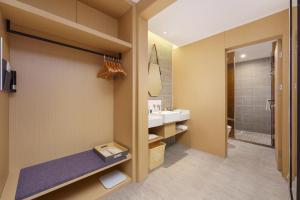 大连大连星海广场亚朵S酒店的一间带水槽和淋浴的浴室