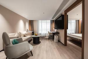 厦门厦门高崎机场成功大道亚朵酒店的酒店客房设有一张沙发和一张床