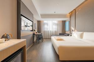 上海上海浦东机场川沙地铁站亚朵酒店的酒店客房设有一张大床和一个厨房。