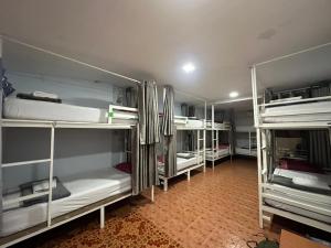 皮皮岛韩格福尔旅舍的一间房间,配有白色双层床