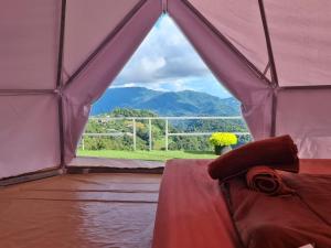 Mon Jamอาฉ่างแคมป์ Achang Camp的美景帐篷内带一张床的客房