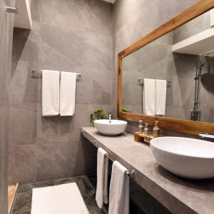马拉喀什Riad CK Medina的浴室设有2个水槽和镜子
