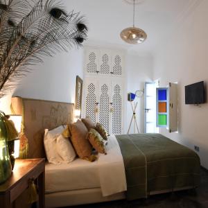 马拉喀什Riad CK Medina的一间带床的卧室,位于带窗户的房间内